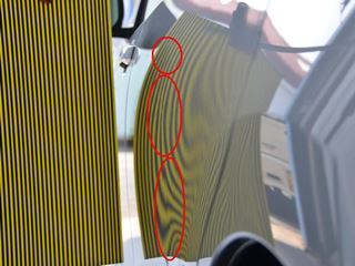エクシーガドアのデントリペア歪み修正前・ラインボードでの確認