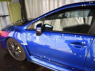 WRX雹害車の修理中、左フロントフェンダー&フロントドアの凹みチェック