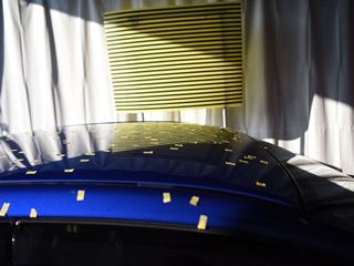 WRX雹害車の修理中、ラインボードでルーフパネルの凹みチェック