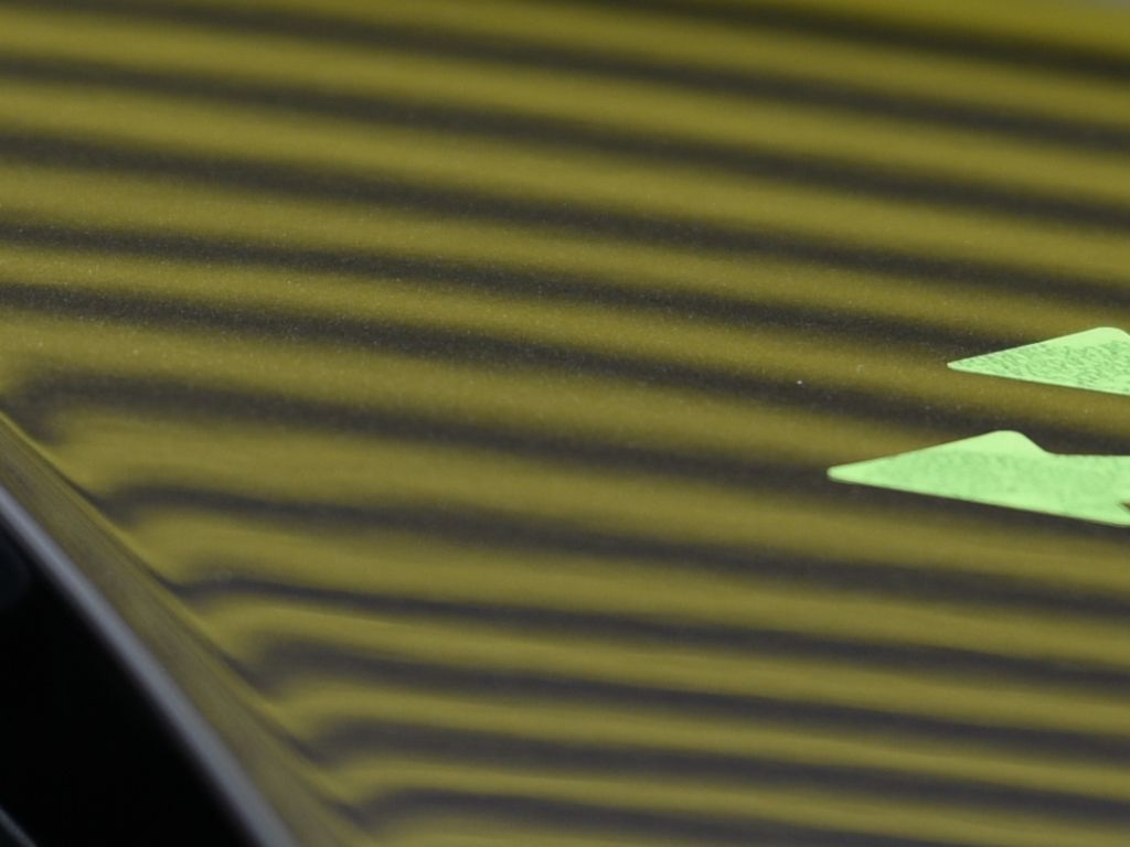 レンジローバーイヴォーク ボンネット デントリペア後 アップ ラインボードで確認