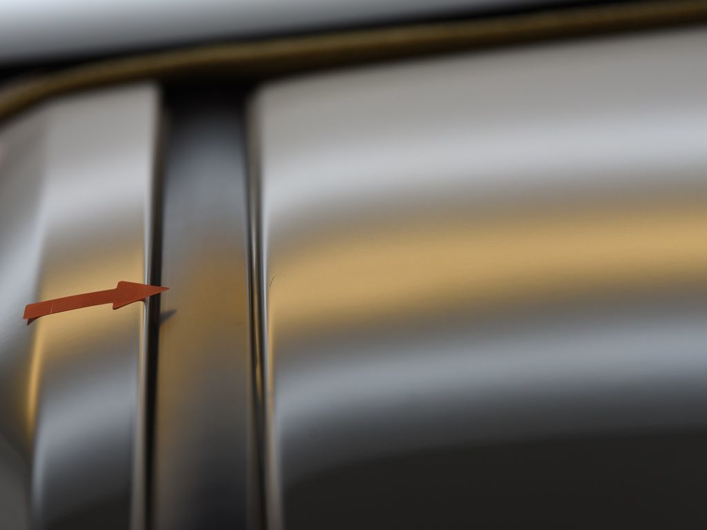 レクサス NX ルーフのデントリペア前 ライトで確認