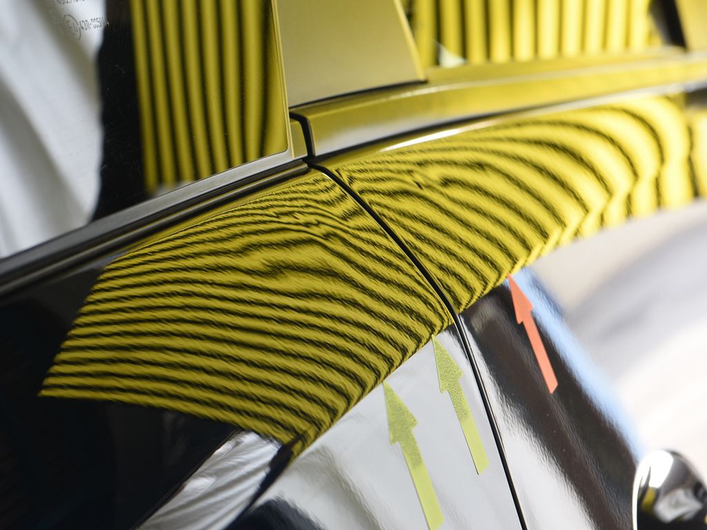 CX-3ドアとリアフェンダーのデントリペア修正前 ラインボードで確認