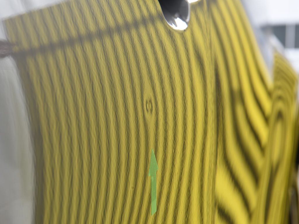 C-HR左フロントドアのデントリペア前 ラインボードで確認