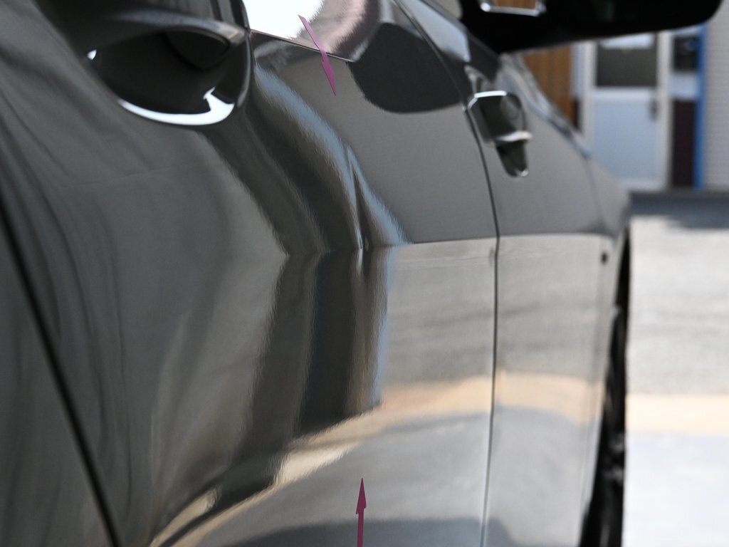 BMW 2シリーズグランクーペ 右リアドアのデントリペア前 ラインボードの基準で確認